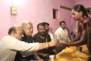 cm-bommai-bsy-drink-tea-in-dalit-mukhand-house