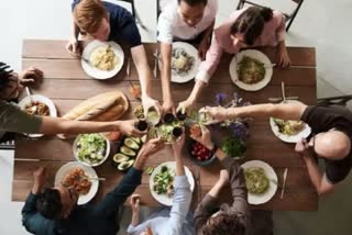 eating meals together  good habit for healthier life  eating meals together is a good habit  eat meals together  Families less stressed  eating food together  latest health news  latest news today  american heart association  ഒരുമിച്ചിരുന്നുള്ള ഭക്ഷണം  പ്രശ്‌നങ്ങള്‍ കുറയ്‌ക്കാന്‍ സഹായിക്കുമെന്ന് പഠനം  അമേരിക്കന്‍ ഹാര്‍ട്ട് അസോസിയേഷന്‍  നസിനെയും ശരീരത്തെയും എങ്ങനെ ആരോഗ്യപ്രദമാക്കാം  മാനസിക പിരിമുറുക്കം  ഏറ്റവും പുതിയ ആരോഗ്യ വാര്‍ത്ത  ഇന്നത്തെ പ്രധാന വാര്‍ത്ത  ഭക്ഷണം കഴിക്കുന്നതും പങ്കുവെയ്‌ക്കുന്നതും