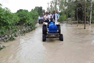 रामपुर सांसद ने ट्रैक्टर चलाकर किया बाढ़ ग्रस्त इलाकों का निरीक्षण
