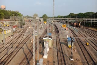 Railways asked to file status report on quality of water supplied to passengers  കുടി വെള്ളത്തിന്‍റെ ഗുണനിലവാരം  ഡല്‍ഹി ഹൈക്കോടതി  ഇന്ത്യന്‍ റെയില്‍വെ  quality of drinking water in Indian railway  petition against indian railway  ട്രേയിനിലെ കുടിവെള്ളത്തിന്‍റെ നിലവാരം  റെയില്‍വെക്കെതിരായ ഹര്‍ജി