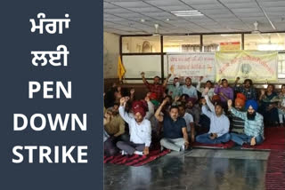 In Barnala, pen throwing strike by employees continues for the third day, government employees are determined to meet their demands.