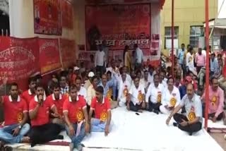 Railway employees hunger strike in Dhanbad