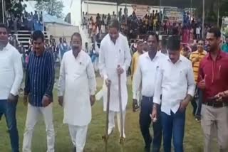 Congress leaders played Kabaddi in Chhattisgarh