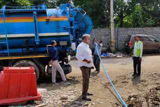 شعیب دانش نے خلیل اللہ مسجد کے پاس جمع پانی کے مسئلہ کو دور کیا