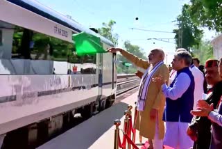 PM Modi Himachal Visit  PM flag off Vande Bharat Express in Himachal  Vande Bharat Express Speed  Features of Vande Bharat Express  Vande Bharat Express in Himachal  PM Modi flags off Vande Bharat Express  Vande Bharat Express train in Himachal  ವಂದೇ ಭಾರತ್ ಎಕ್ಸ್‌ಪ್ರೆಸ್ ರೈಲಿಗೆ ಗ್ರೀನ್​ ಸಿಗ್ನಲ್​ ಎಕ್ಸ್‌ಪ್ರೆಸ್ ರೈಲಿಗೆ ಗ್ರೀನ್​ ಸಿಗ್ನಲ್​ ಕೊಟ್ಟ ಪ್ರಧಾನಿ  ಪ್ರಧಾನಿ ನರೇಂದ್ರ ಮೋದಿ  ಪ್ರಧಾನಿ ಮೋದಿ ಹಿಮಾಚಲ ಪ್ರವಾಸ  ಪ್ರಧಾನಿ ಮೋದಿ ಇಂದು ವಂದೇ ಭಾರತ್ ರೈಲಗೆ ಚಾಲನೆ  ನಾಲ್ಕನೇ ವಂದೇ ಭಾರತ್ ಎಕ್ಸ್‌ಪ್ರೆಸ್ ರೈಲು