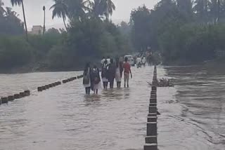 Traffic of students and motorists on the sunken bridge