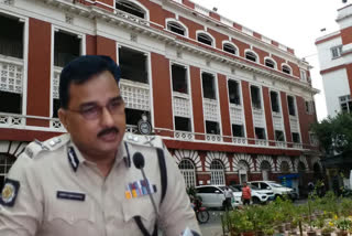 kolkata-cp-vineet-goyal-bars-cops-doing-duty-with-backpack