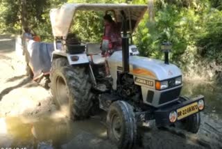बगहा में बाढ़ से टूटी कच्ची सड़क