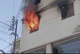 વડોદરાના નવા બજારમાં કાપડની દુકાનમાં ભીષણ આગ, વેપારીને મોટું નુકસાન