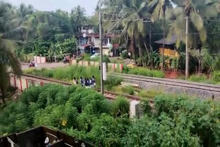 railwaycrossing  kannapuram railway cross kannur  kannapuram railway cross  dangerous railway cross  hit by a train  train  railway crossing accident death  റെയിൽവേ ട്രാക്കിൽ പൊലിയുന്ന ജീവനുകൾ  കണ്ണപുരം റെയിൽ പാത  റെയിൽവേ ട്രാക്ക്  കണ്ണപുരം പ്രദേശത്തെ റെയിൽ പാത  ട്രെയിൻ തട്ടി മരണം  ഡീസൽ എഞ്ചിൻ ട്രെയിൻ  ഇലട്രിക് എഞ്ചിനുകൾ  ട്രാക്ക് മുറിച്ചു കടന്നുള്ള യാത്രകൾ