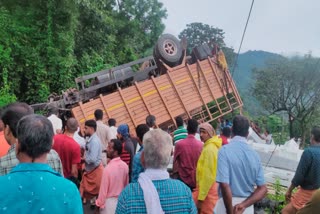 The lorry overturned at Palchuram wayanad  lorry overturned  kerala latest news  malayalam news  പാല്‍ച്ചുരത്ത് ലോറി തലകീഴായി മറിഞ്ഞു  ലോറി തലകീഴായി മറിഞ്ഞു  വയനാട് ലോറി അപകടം  wayanad lorry accident  കേരള വാർത്തകൾ  മലയാളം വാർത്തകൾ