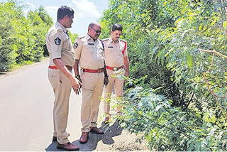 సంఘటన స్థలాన్ని పరిశీలిస్తున్న డీఎస్పీ, పోలీసులు