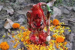 youth cutting his finger and offering to Bholenath in Chapra