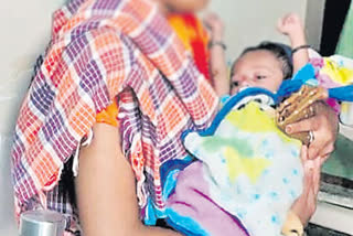 couple who wants to sell and share the money  Baby is a commodity  couple wants to selling baby in Andhra Pradesh  ಮಗು ಮಾರಾಟ ಮಾಡಿ ಬಂದ ಹಣವನ್ನು ಹಂಚಿಕೊಂಡು ಬೇರೆಯಾಗೋಣಾ  ಬೆಚ್ಚಿ ಬೀಳಿಸುವಂತಿದೆ ದಂಪತಿಯ ವರ್ತನೆ  ಮಾರುಕಟ್ಟೆಯಲ್ಲಿ ಕರುಳಿನ ಬಳ್ಳಿ ಕೂಡ ಮಾರಾಟ  ಪ್ರೇಮ ವಿವಾಹವಾಗಿದ್ದ ದಂಪತಿ ಈಗ ಬೇರೆಯಾಗಲು ಇಚ್ಛೆ  ವಸಂತಳಿಗೆ ಈ ಹಿಂದೆ ಬಾಲ್ಯವಿವಾಹ  ದಂಪತಿ ನಡುವೆ ಆಗಾಗ ಜಗಳ  ವ್ಯಕ್ತಿಯೊಬ್ಬ ಮಗುವನ್ನು ಮಾರಾಟ ಮಾಡಲು ಚೌಕಾಸಿ