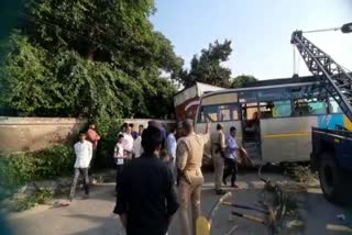 आगरा: मुंबई ग्वालियर हाईवे पर कंटेनर ने बस में मारी टक्कर
