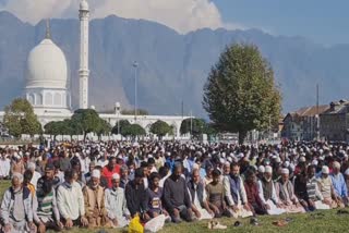 friday-following-eid-milad-un-nabi-celebration-in-kashmir-thousands-offer-congregational-prayers-at-dargah-hazratbal