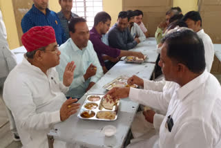 Inspection of Indira Rasoi: Govind Ram Meghwal and Heritage Mayor eat food at Indira Rasoi