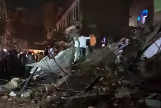 چارمنزلہ عمارت کے اچانک گرنے سے ملبے میں دبے لوگ