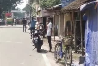 પોલીસ સ્ટેશન સામે યુવકનો હાઈવોલ્ટેજ હંગામો, પોતાને છરી બતાવી ધમકી