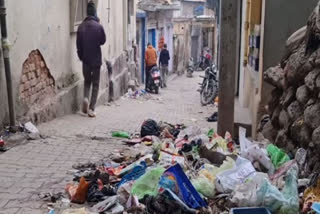 Garbage pile up in different areas as MCD sanitation workers