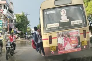 ஆபத்தான முறையில் பயணிக்கும் மாணவர்கள்