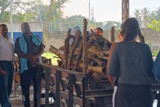 Tumkur girls at a crematorium