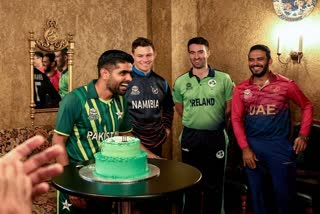 Babar Azam gets surprise birthday cake gift  Babar Azam  Babar Azam birthday  T20 World Cup  ബാബറിന് സര്‍പ്രൈസ് സമ്മാനം  ആരോണ്‍ ഫിഞ്ച്  ബാബര്‍ അസം  ബാബര്‍ അസം പിറന്നാള്‍  ICC  ഐസിസി  T20 World Cup Captains Day  രോഹിത് ശര്‍മ  Rohit Sharma