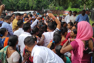 Jamshedpur girl student clothes took off case student protest near District Education Superintendent Office