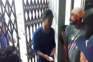 Youth caught stealing mobile