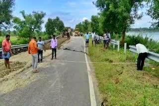 ಕೆರೆ ಏರಿ ಕುಸಿದಿರುವುದು