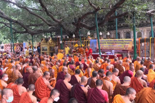 बोधगया महाबोधि मंदिर में कठिन चीवरदान