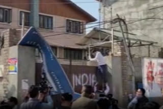 Protestors bring down All Parties Hurriyat Conference board in Rajbagh