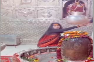 Girls made reels on film songs in Mahakaleshwar temple