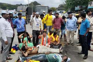 Protest by AAP at site of road pothole accident