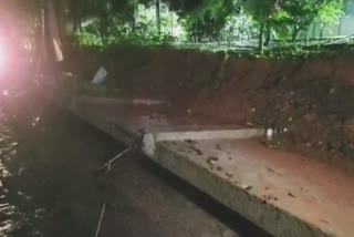 wall of home ministers bungalow collapsed in Raipur