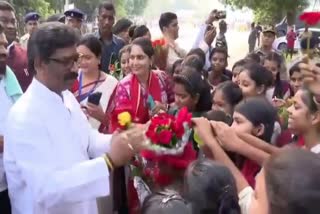 CM Hemant Soren stopped convoy to meet girl students In Bokaro