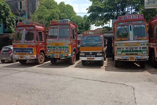 no lorry parking facility in kozhikode  kozhikode city  no lorry parking facility  no lorry parking in for thirty years  lorry parking  latest news in kozhikode  latest news today  കോഴിക്കോട് നഗരത്തില്‍  മുപ്പ്ത് വര്‍ഷമായി ലോറി പാര്‍ക്കിങ് സൗകര്യമില്ല  മുഖം തിരിച്ച് അധികാരികള്‍  രാതികാലങ്ങളില്‍ മോഷണവും  ലോറി പാര്‍ക്കിങ് സൗകര്യമെന്ന ആവശ്യം  ചെറൂട്ടി റോഡിലെ പൊളിമാര്‍ക്കറ്റിന് സമീപം  ലോറി ജീവനക്കാര്‍  കോഴിക്കോട് ഏറ്റവും പുതിയ വാര്‍ത്ത  ഇന്നത്തെ പ്രധാന വാര്‍ത്ത