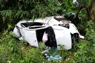 car accident in kottayam  accident in kottayam  kottayam car accident  കോട്ടയത്ത് നിയന്ത്രണം വിട്ട കാർ മറിഞ്ഞു  കാർ മറിഞ്ഞ് മൂന്ന് പേർക്ക് പരിക്ക്  കോട്ടയം ഈരയിൽക്കടവ് ബൈപ്പാസ് റോഡിൽ അപകടം  അമിത വേഗത റോഡപകടം  റോഡപകടം മൂന്ന് പേർക്ക് പരിക്ക്  നിയന്ത്രണം നഷ്‌ടമായ കാർ മറിഞ്ഞു  കാർ മറിഞ്ഞ് മൂന്ന് പേർക്ക് പരിക്ക്  road accident kottayam  accident news  latest malayalam news  കേരള വാർത്തകൾ  വാഹനാപകടം കോട്ടയം