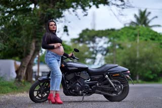 baby-bump-photoshoot-in-harley-davidson-bike