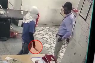 bank robbery attempt  Woman bank manager blocks robber  പട്ടാപകല്‍ ബാങ്ക് കൊള്ളയടിക്കാന്‍ വന്നയാളെ  വനിതാ മാനേജര്‍  ശ്രീംഗംഗാനഗര്‍  bank robbery attempt at Sriganga Nagar  ശ്രീംഗംഗാനഗറിലെ ബാങ്ക് മോഷണ ശ്രമം  bank robbery cctv visual  ബാങ്ക് കൊള്ള സിസിടിവി ദൃശ്യങ്ങള്‍