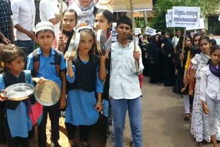 parents and students protest  single teacher school  order of closing single teacher school  ingle teacher school in kasargode  kasargode school students protest  kasrgode protest  school closing issue in kasargode  latest news in kasargode  latest news today  സ്‌കൂള്‍ അടച്ചുപൂട്ടില്ലെന്ന എംഎല്‍എയുടെ ഉറപ്പ്  പൂട്ടുമെന്ന് സര്‍ക്കാര്‍  പ്രതിഷേധവുമായി രക്ഷിതാക്കളും വിദ്യാർഥികളും  എംഎല്‍എ സി എച്ച് കുഞ്ഞമ്പു  ഏകാധ്യാപക വിദ്യാലയം  മുളിയാര്‍ പഞ്ചായത്തിലെ ആലൂരിലെ  ഏകാധ്യാപക വിദ്യാലയം അടച്ചുപൂട്ടല്‍ ഉത്തരവ്  കാസര്‍കോട് വിദ്യാർഥികളുടെ പ്രതിഷേധം  കാസർകോട് ഏറ്റവും പുതിയ വാര്‍ത്ത  ഇന്നത്തെ പ്രധാന വാര്‍ത്ത