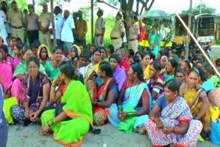 women-who-withdrew-their-protest-in-haveri