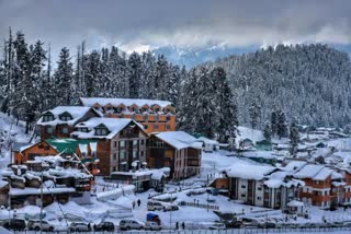 Etv Bharatfresh-snowfall-at-affarwat-gulmarg-pir-ki-gali-heavt-snowfall-in-khar-dingla-pass-in-ladakh