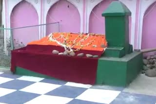 Tomb where devotees offer stones for their wishes.