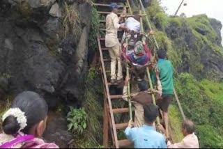 pune child bearer reaches home through ladder