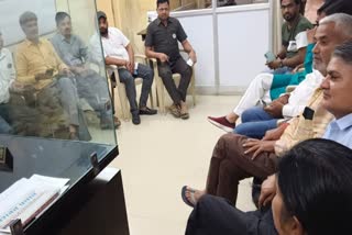 अलीगढ़ सीएमओ कार्यालय में मेडिकल पास आउट विद्यार्थियों ने इंटर्नशिप लेटर के लेकर अवैध वसूली पर, किसान नेता और सीएमओ ने कही ये बातें..