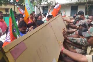 BJP workers protest in MLA bungalow