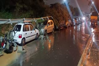 शहर में भारी बारिश के बाद बेंगलुरू में दीवार गिरी, कई वाहन क्षति ग्रस्त
