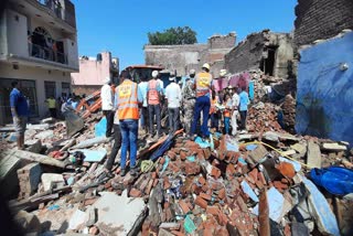 house collapsed due to explosion of firecrackers