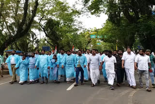 പിപിഇ കിറ്റ്  പിപിഇ കിറ്റ് അഴിമതി  മുൻ ആരോഗ്യവകുപ്പ് മന്ത്രി കെ കെ ശൈലജ  കെ കെ ശൈലജ പിപിഇ കിറ്റ് അഴിമതി ആരോപണം  ഹൈബി ഈഡൻ എം പി  PPE kit scam KK Shailaja  PPE kit scam  youth congress protest against KK Shailaja  Hibi Eden  പിപിഇ കിറ്റ് ധരിച്ച് യൂത്ത് കോൺഗ്രസ് പ്രതിഷേധം  യൂത്ത് കോൺഗ്രസ് പ്രതിഷേധം